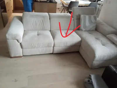 Před opravou: sedačka s nefunkčním elektrickým výsuvem