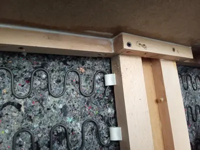 Dřevěný rám sedačky se spoji a pružinami zespodu