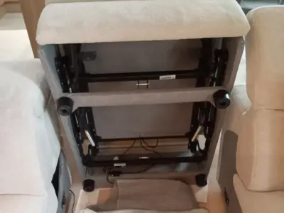 Odkrytý polohovací mechanismus sedačky