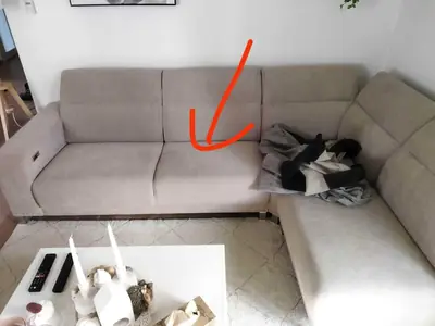Před opravou: rohová sedačka s propadlým sedákem
