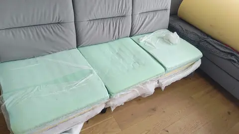 Sedačka se sundanými potahy, vidět je pěnová výplň