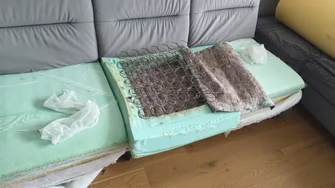 Otevřený prostřední sedák se starým pružinovým jádrem