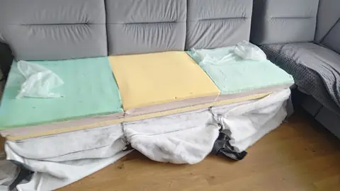 Prostřední sedák s novou žlutou pěnovou výplní