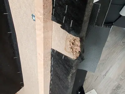 Před opravou: ulomený spoj v konstrukci