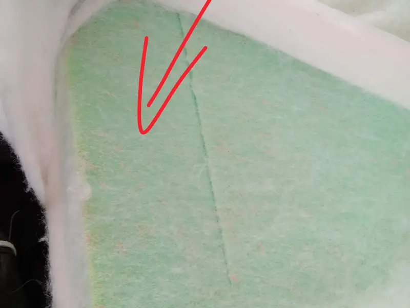 Detail poškozené, slehlé pěnové výplně sedáku